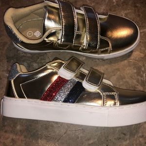 💥Dream Pairs Kids Sneakers - Size 1 - hoop & loop style. Gold w/ color stripes